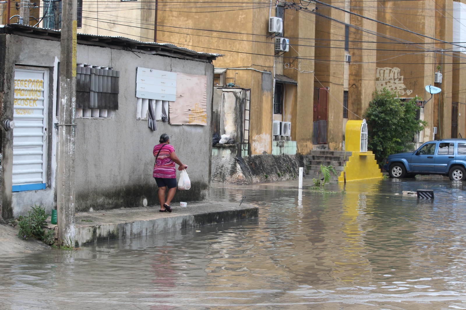 Algunas calles de la Región 95 en Cancún se inundan e impiden el paso de vecinos y vehículos