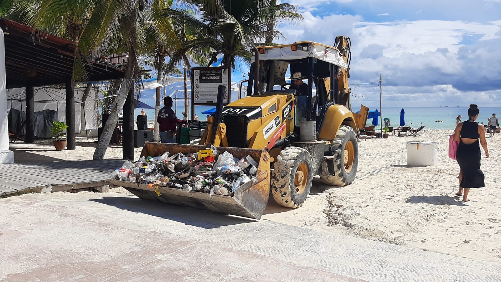 En la limpieza de arenales, se han encontrado cantidades de basura enterrada en Playa del Carmen En la limpieza de arenales, se han encontrado cantidades de basura enterrada en Playa del Carmen