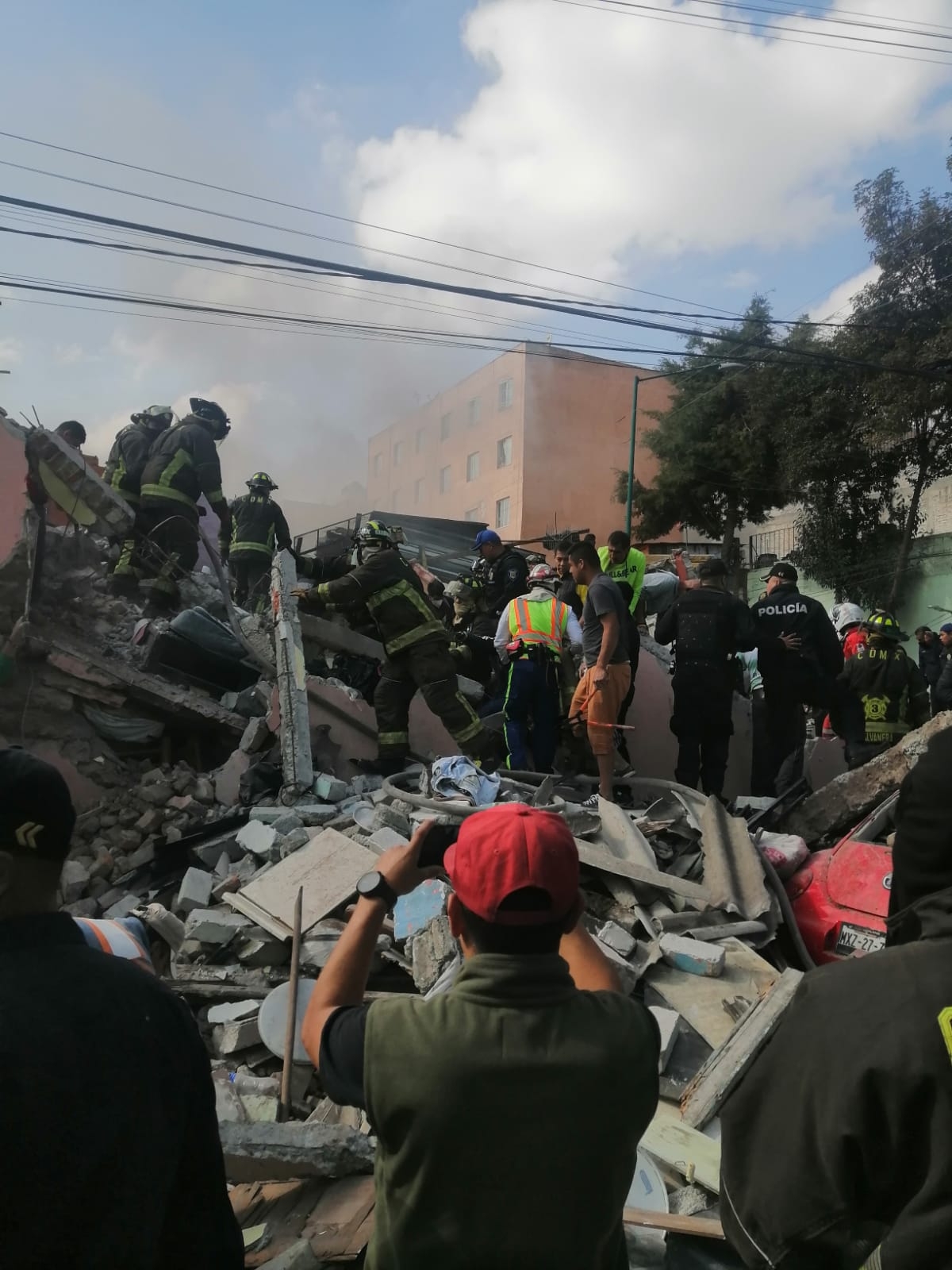 La casa se derrumbó en su totalidad, por lo que se trabaja para ver si hay heridos. Hasta el momento no se ha sacado ningún cuerpo