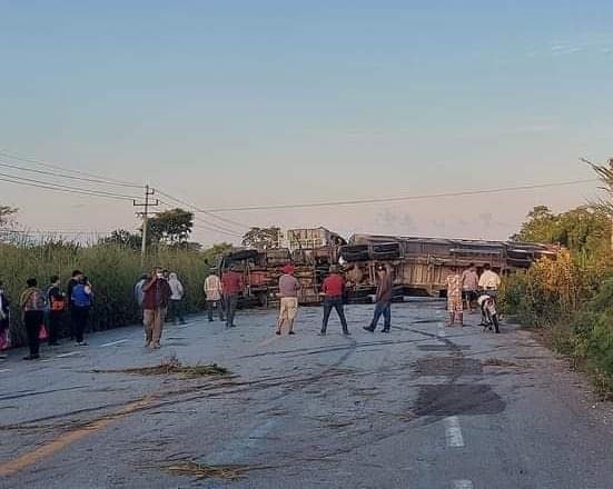 Tráiler vuelca sobre la carretera Escárcega-Villahermosa