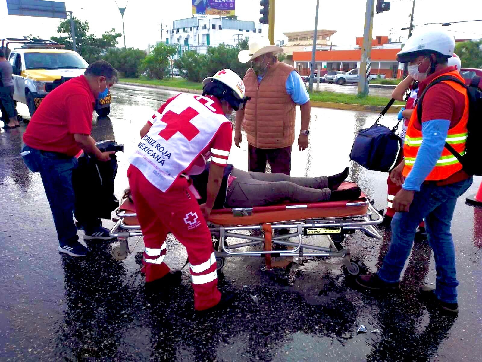 Paramédicos de la Cruz Roja arribaron al lugar una hora tarde para trasladar a los lesionados Paramédicos de la Cruz Roja arribaron al lugar una hora tarde para trasladar a los lesionados