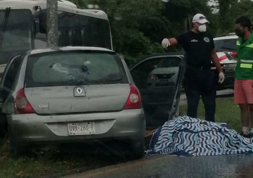 A consecuencia del percance, el carro quedó destrozado del frente y el conductor falleció en el lugar
