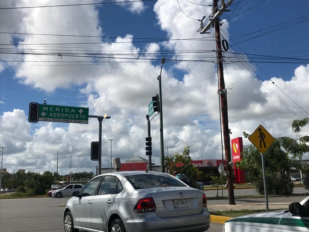 La falla en semáforos de Cancún pone en peligro la vida de los automovilistas La falla en semáforos de Cancún pone en peligro la vida de los automovilistas