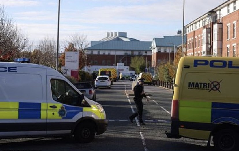 Un muerto y un herido dejó una explosión ocurrida afuera de un hospital en Liverpool, Inglaterra.