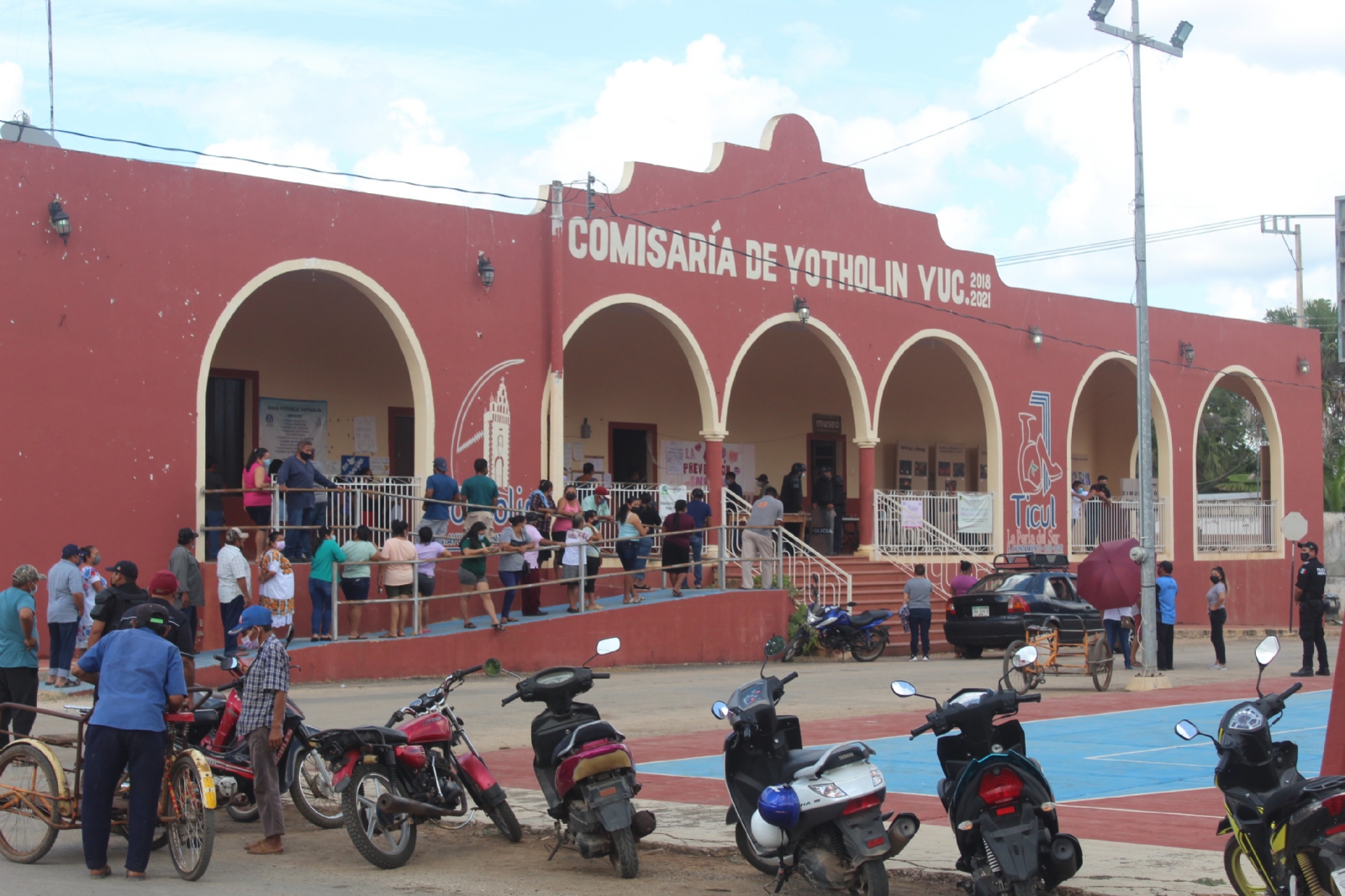 Las urnas fueron colocadas en la comisaría municipal, donde se formó una larga fila de votantes, además de la vigilancia policiaca pertinente para el caso Las urnas fueron colocadas en la comisaría municipal, donde se formó una larga fila de votantes, además de la vigilancia policiaca pertinente para el caso