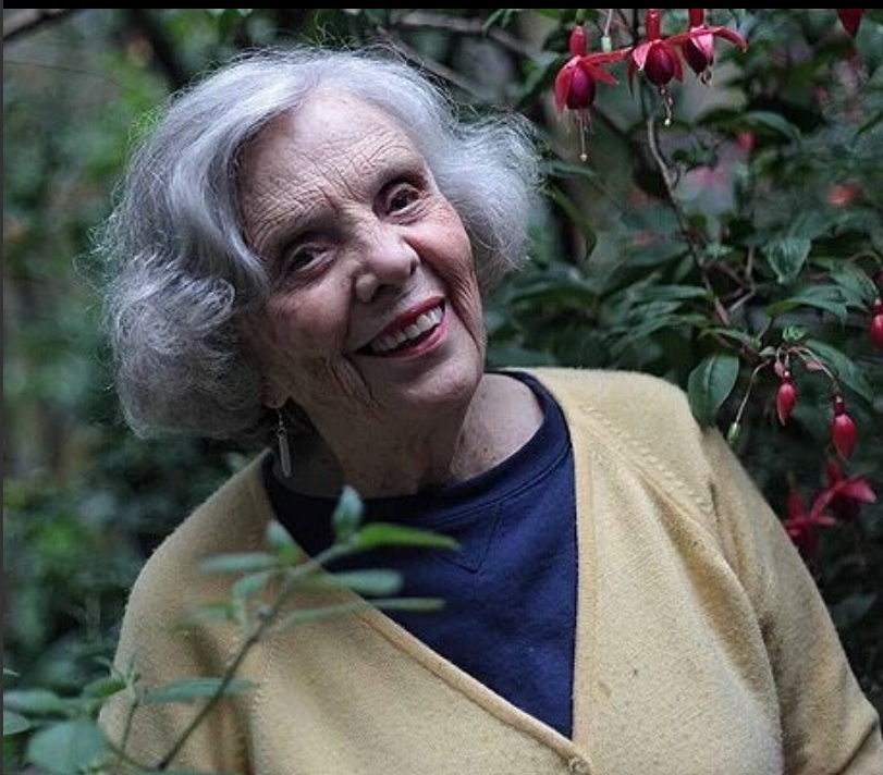 La tarde del domingo asaltaron la casa de Elena Poniatowska, además de que la gata que heredó de Carlos Monsiváis se salió de la casa y ya no regresó