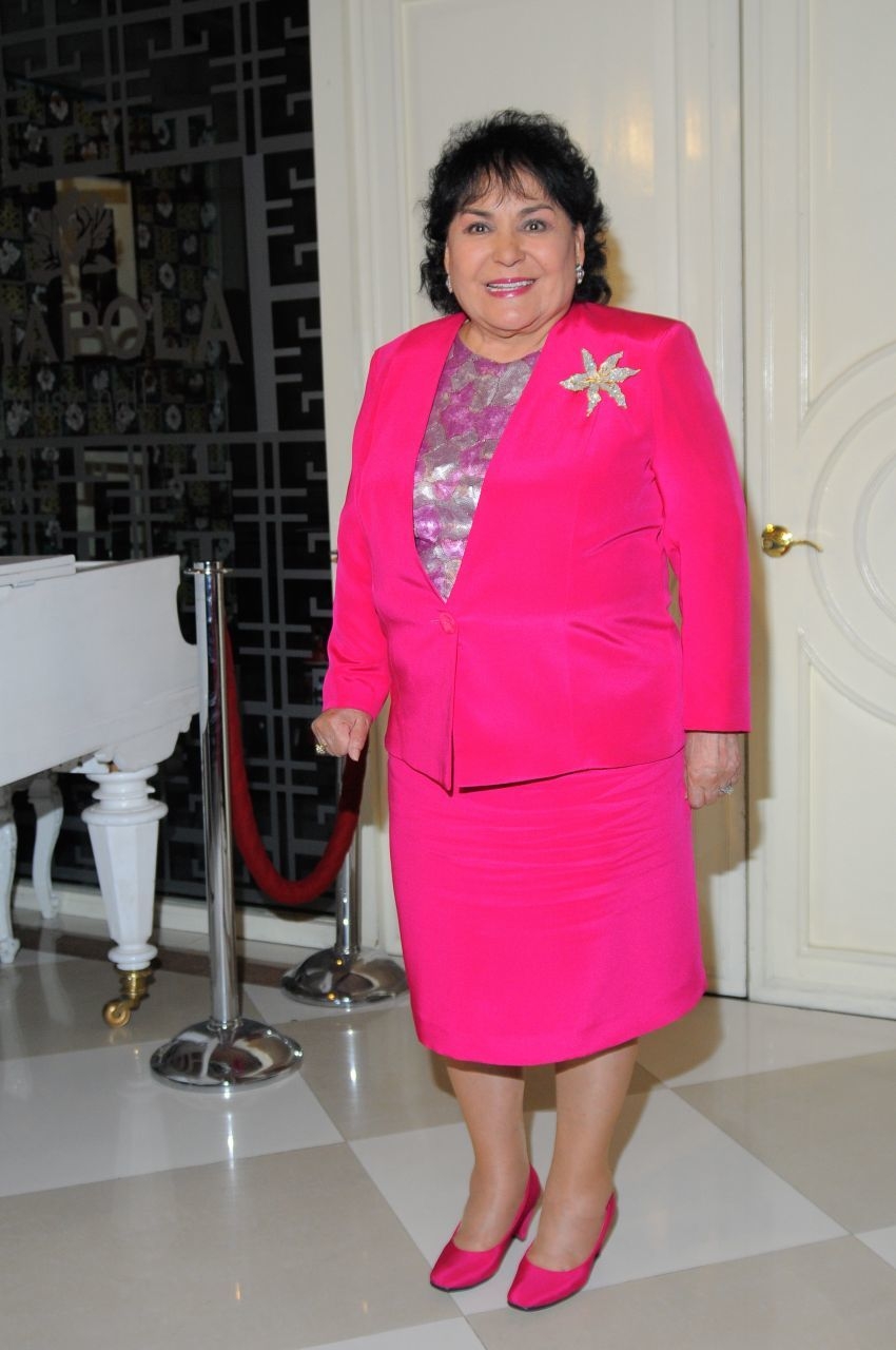 El mundo del espectáculo está de luto, luego de que la noche de ayer falleció Carmen Salinas a causa de un paro cardiaco. La actriz perdió la vida a los 82 años de edad