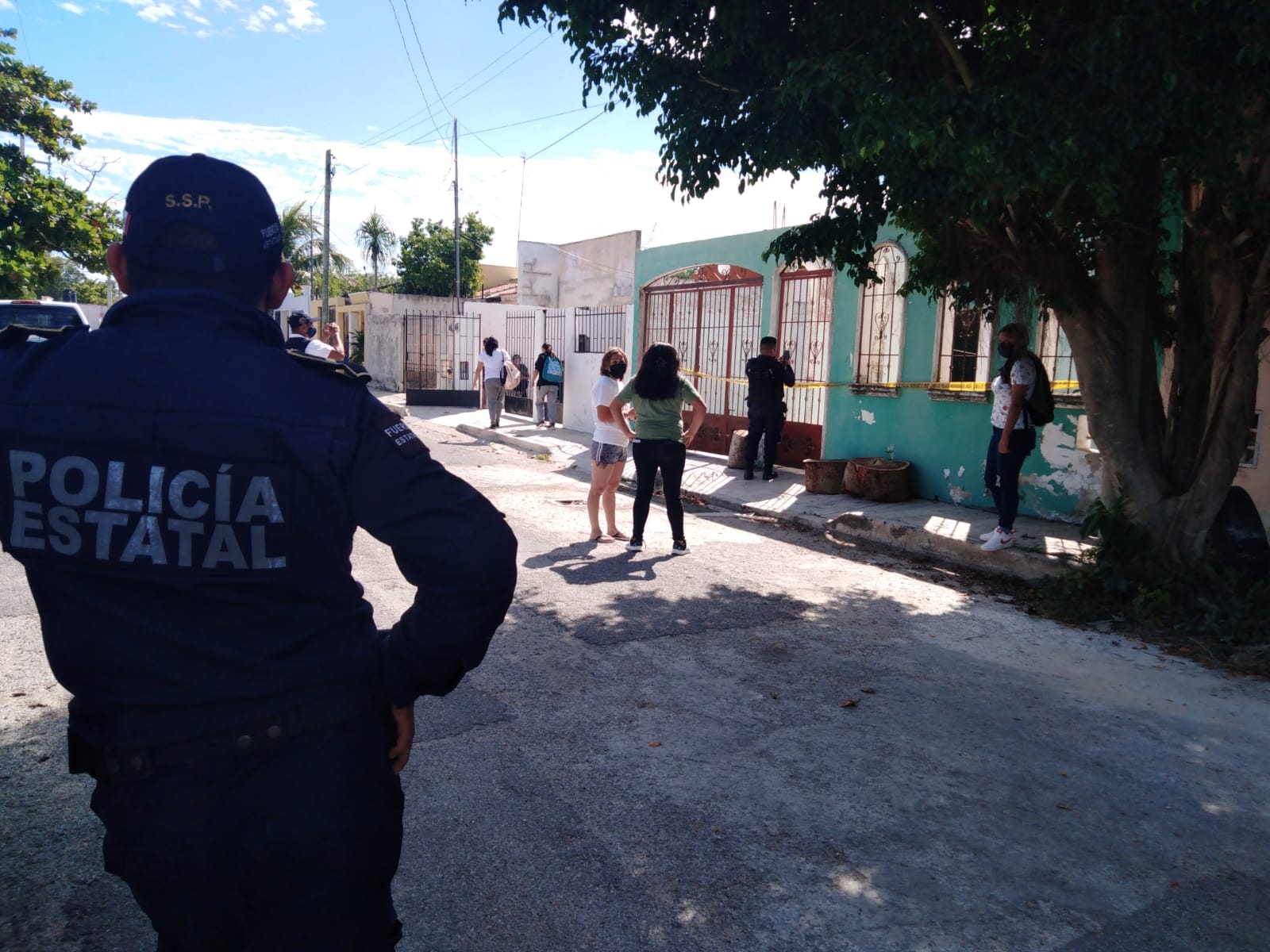 Al lugar llegar vecinos y elementos policiales para llevar a cabo las diligencias de necesarias Al lugar llegar vecinos y elementos policiales para llevar a cabo las diligencias de necesarias