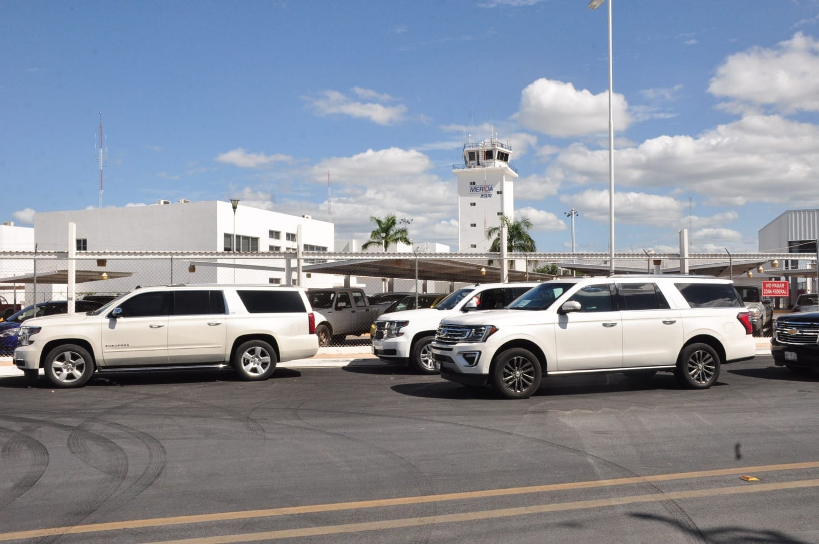 Previo a su llegada, camionetas ya esperaban su arribo para trasladarlo el Centro Internacional de Congresos