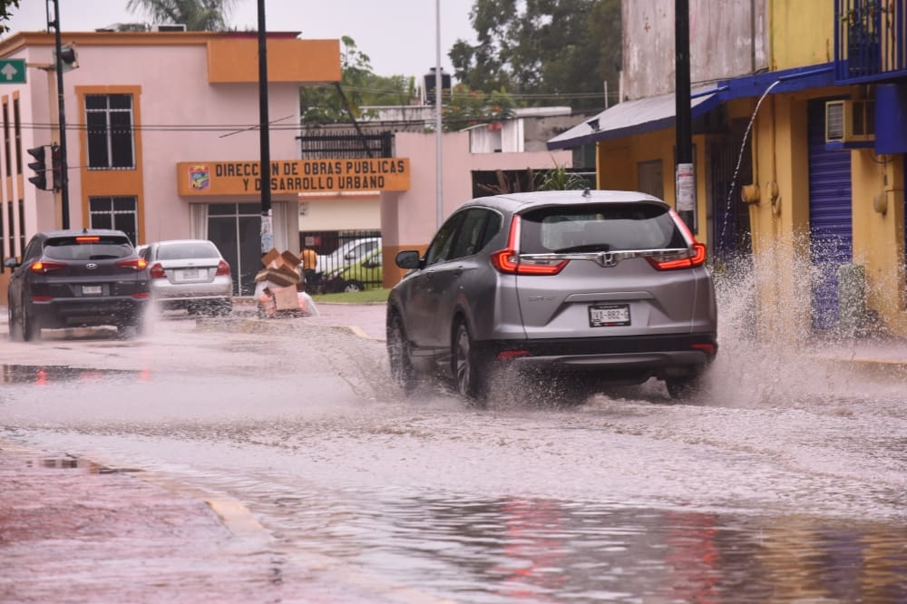 Hubo inundaciones en la avenida Benito Juárez, entre la avenida Lázaro Cárdenas y la avenida Santiago Pacheco Cruz