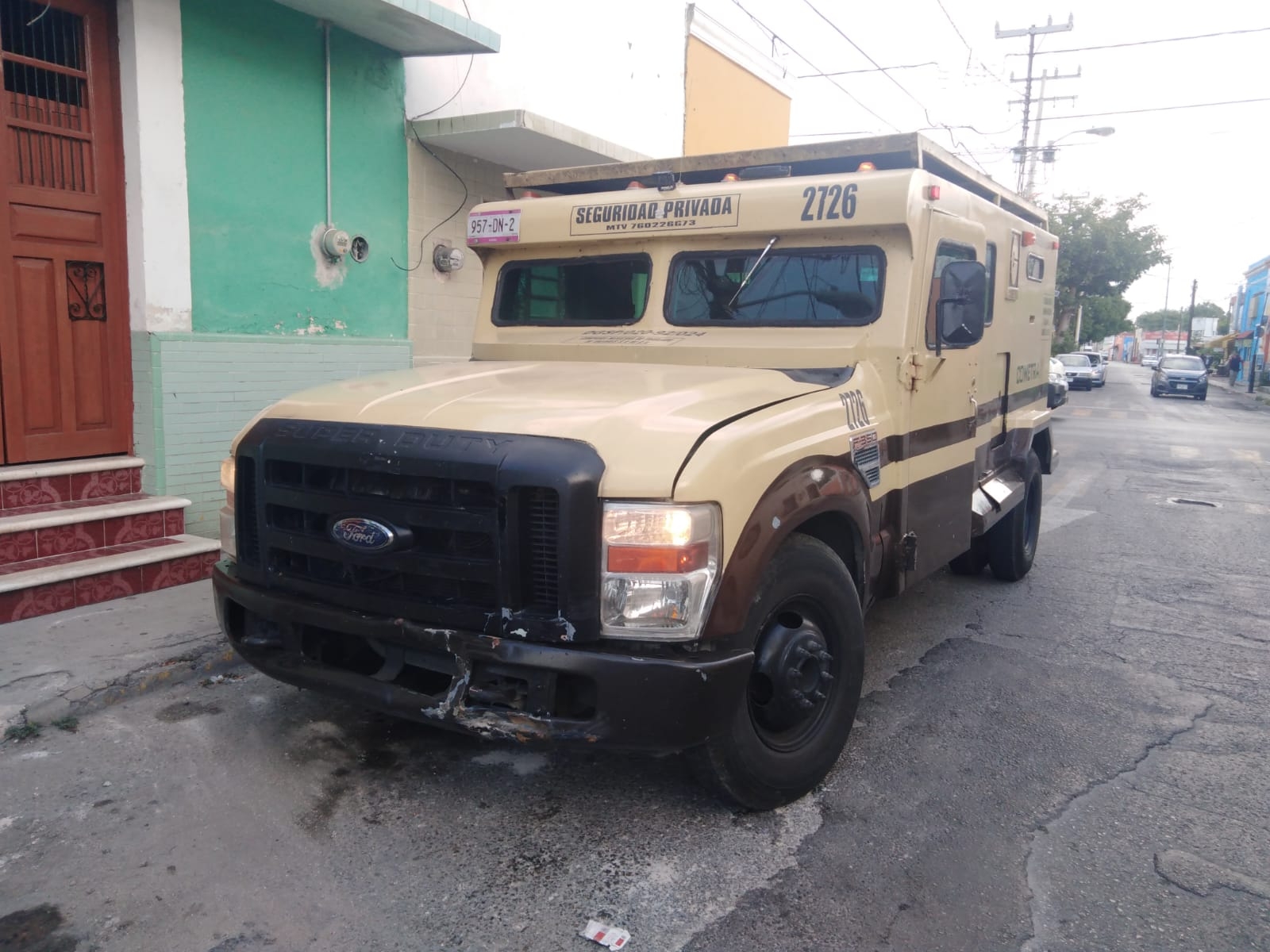 Al lugar llegaron elementos de la Policía Municipal de Mérida, así como de tránsito para deslindar responsabilidades Al lugar llegaron elementos de la Policía Municipal de Mérida, así como de tránsito para deslindar responsabilidades