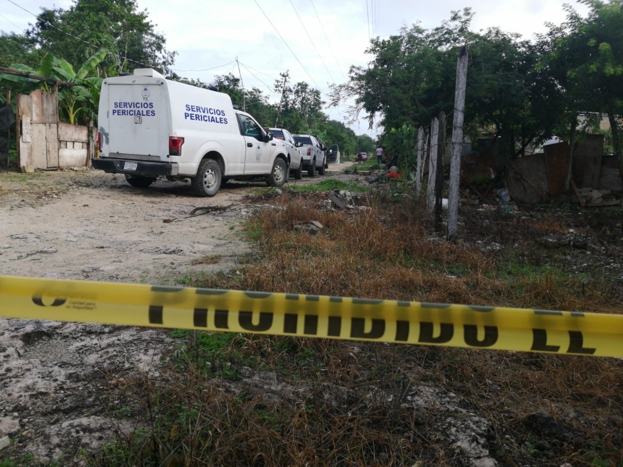 El cuerpo de la fémina fue levantado para ser trasladado a las instalaciones del Semefo El cuerpo de la fémina fue levantado para ser trasladado a las instalaciones del Semefo