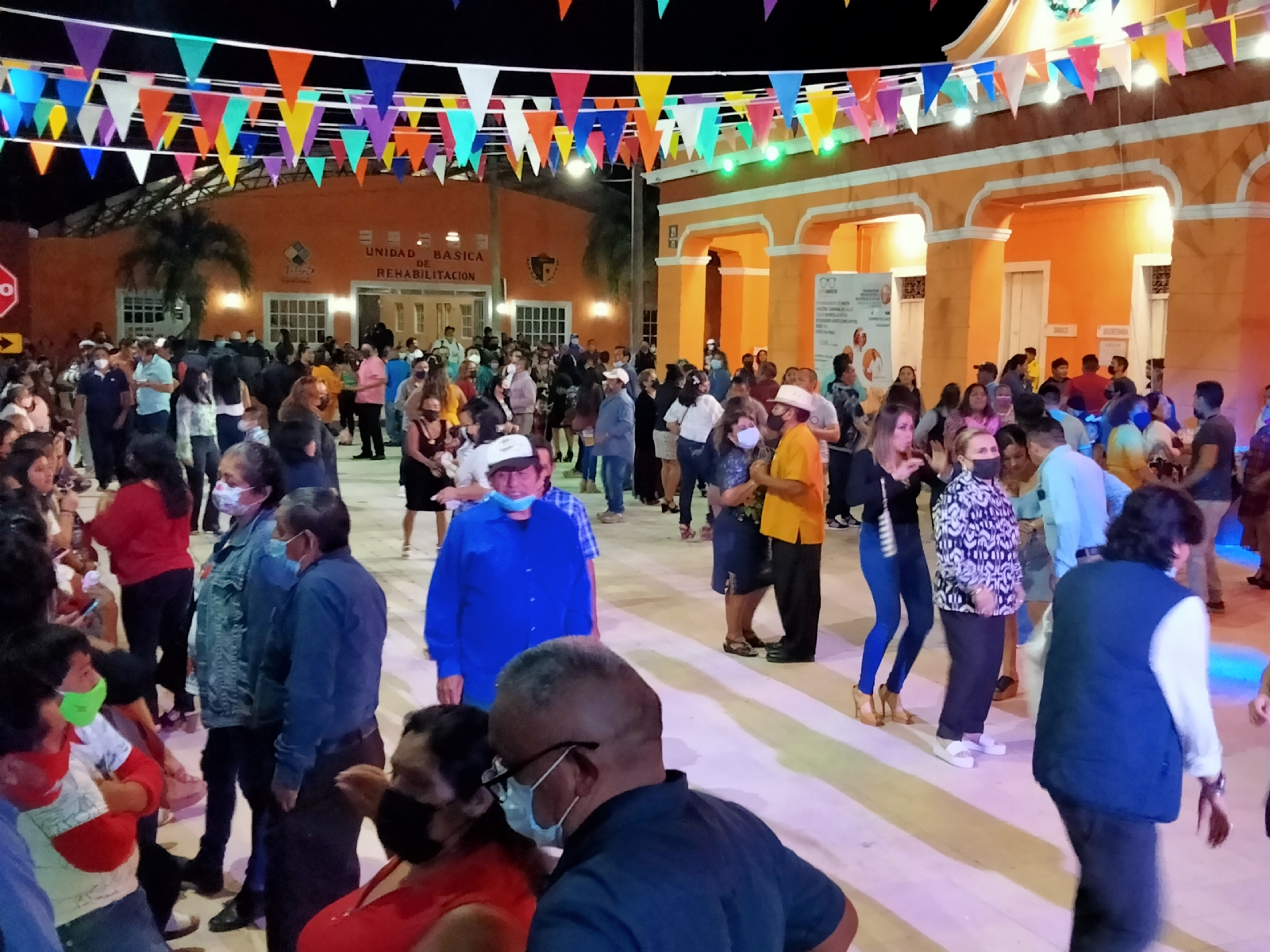 El ritmo de la música hizo olvidar el frío a los que acudieron a la pista de baile del pueblo El ritmo de la música hizo olvidar el frío a los que acudieron a la pista de baile del pueblo