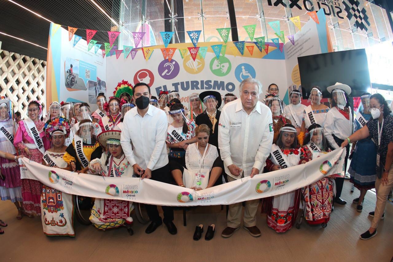El pabellón de Yucatán en el Tianguis Turístico de Mérida cuenta con vitrinas donde se exponen artesanías mayas