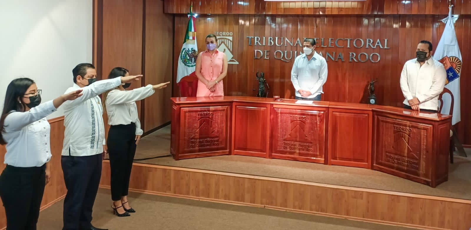 El magistrado presidente del TEQROO fue el encargado de tomar la protesta de ley El magistrado presidente del TEQROO fue el encargado de tomar la protesta de ley
