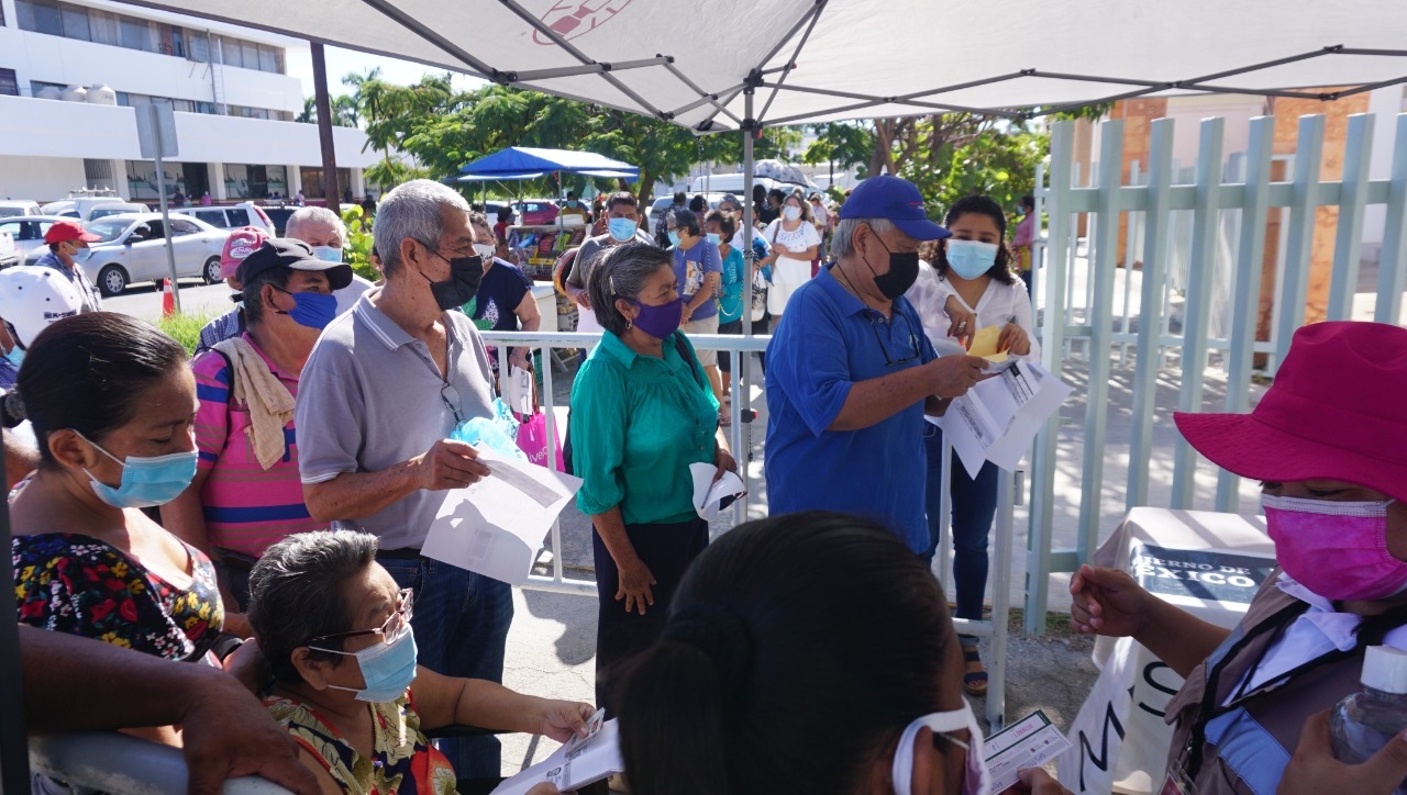 Los adultos mayores beneficiarios del programa asistieron por su tarjeta