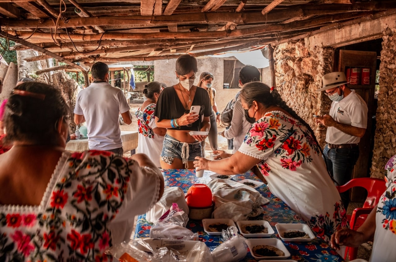 En el domicilio de la familia Tut, los turistas degustaron guisos regionales y dulces tradicionales