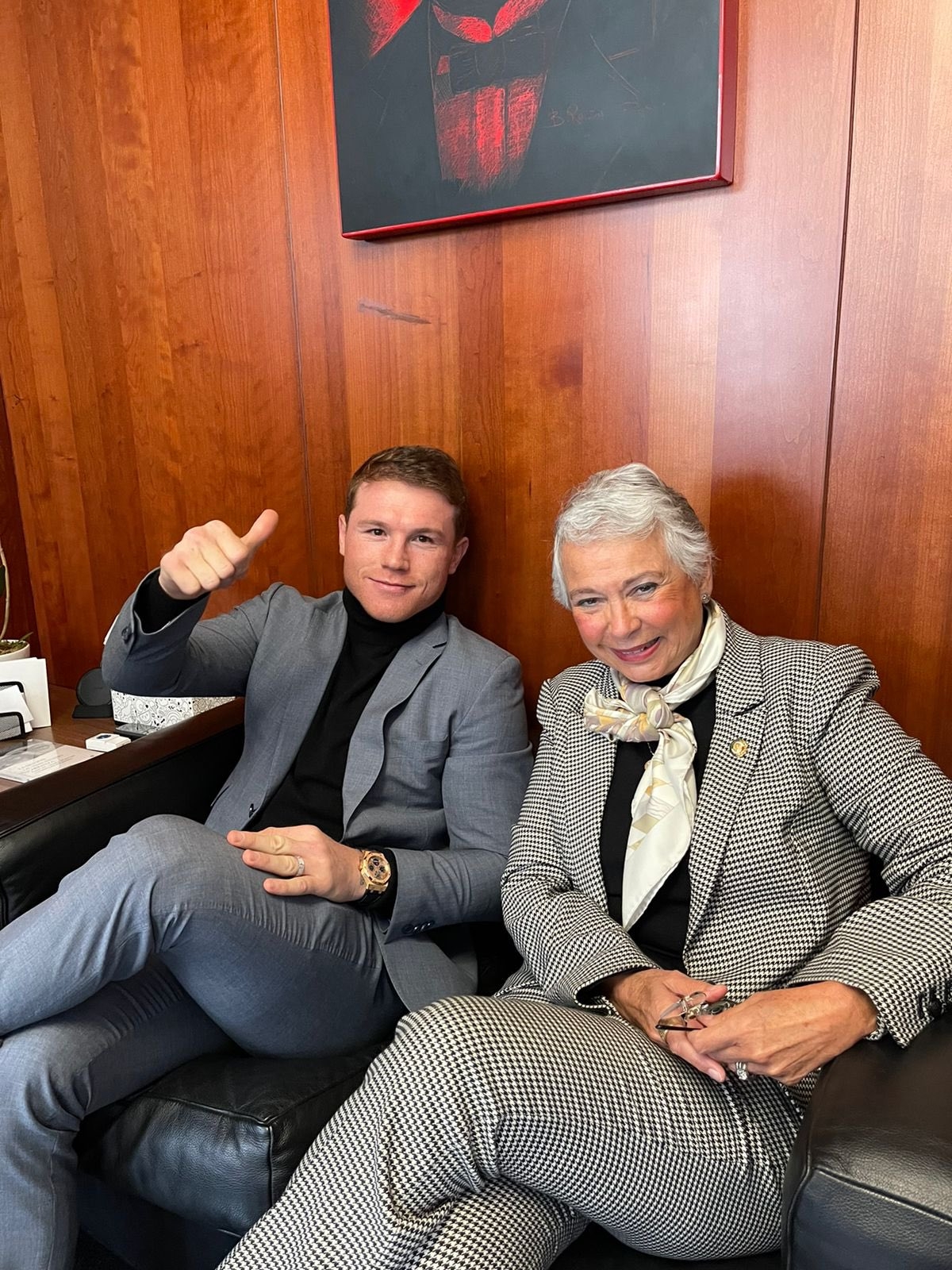 La exsecretaria de Gobernación Olga Sánchez Cordero aprovechó para tomarse fotos con el Canelo Álvarez