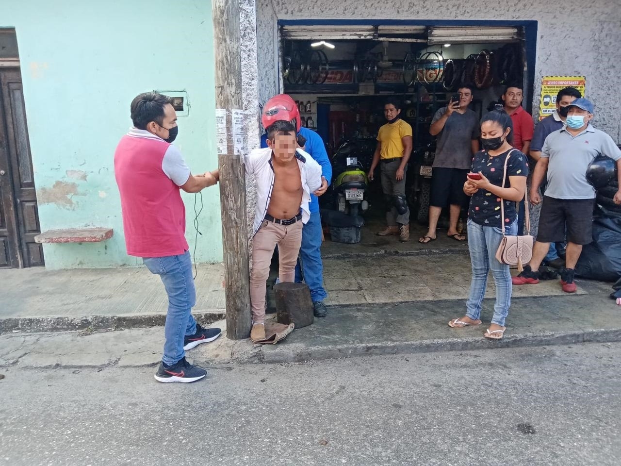 Colonos que atestiguaron los actos de violencia hacía la mujer se reunieron y decidieron atar al probable delincuente, mientras entre todos lo golpeaban Colonos que atestiguaron los actos de violencia hacía la mujer se reunieron y decidieron atar al probable delincuente, mientras entre todos lo golpeaban
