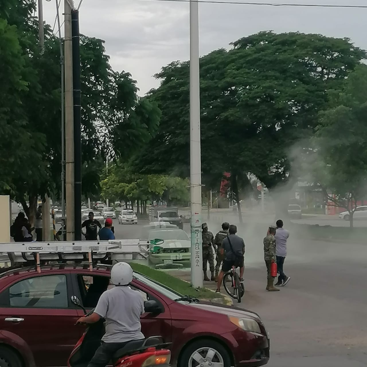 Vehículo deportivo se incendia frente al Batallón de Infantería de Chetumal