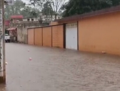Poco después de las 3:00 de la tarde empezó a llover, pero a eso de las 4:00 arreció y se inundaron las calles