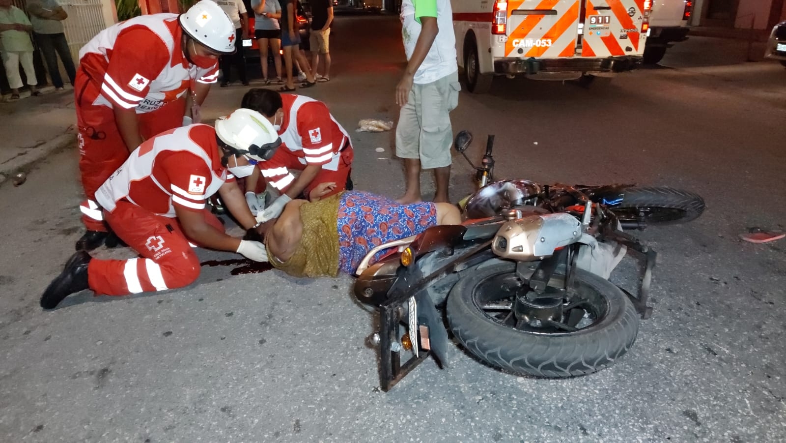 La mujer sufrió un fuerte golpe en la cabeza por lo que dejó un charco de sangre en el pavimento La mujer sufrió un fuerte golpe en la cabeza por lo que dejó un charco de sangre en el pavimento
