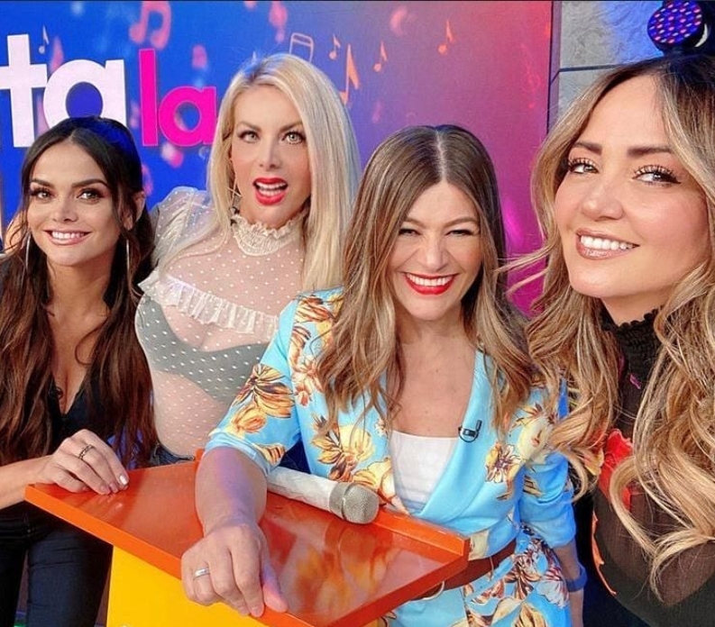 Una famosa actriz sorprendió a sus seguidores al revelar, en televisión nacional, que recurría a diminutos disfraces para conquistar todos los días a su pareja, pues no le gustaría caer en la monotonía en cuanto a su intimidad Una famosa actriz sorprendió a sus seguidores al revelar, en televisión nacional, que recurría a diminutos disfraces para conquistar todos los días a su pareja, pues no le gustaría caer en la monotonía en cuanto a su intimidad