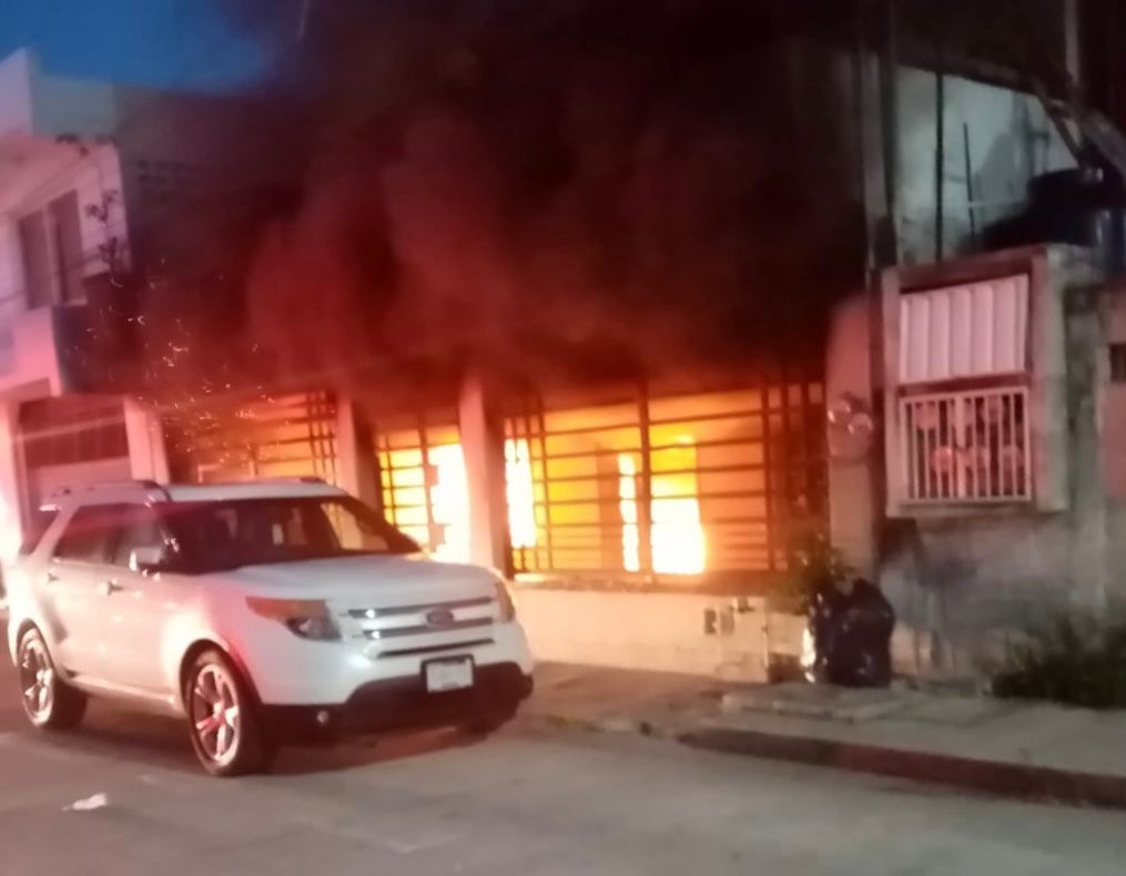 Tras algunos minutos los bomberos lograron controlarlo, sin mayores problemas Tras algunos minutos los bomberos lograron controlarlo, sin mayores problemas