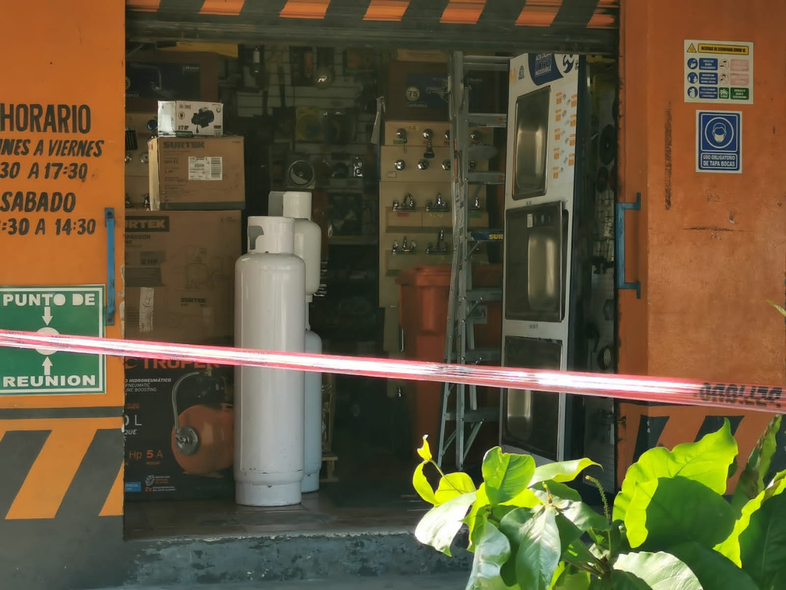 Los delincuentes no lograron abrir la caja fuerte, por lo que simplemente lograron llevarse herramientas y otros objetos electrónicos. Los delincuentes no lograron abrir la caja fuerte, por lo que simplemente lograron llevarse herramientas y otros objetos electrónicos.