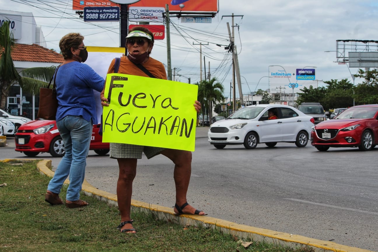 Los manifestantes expresaron su inconformidad pues consideran que pagar recibos de miles de pesos