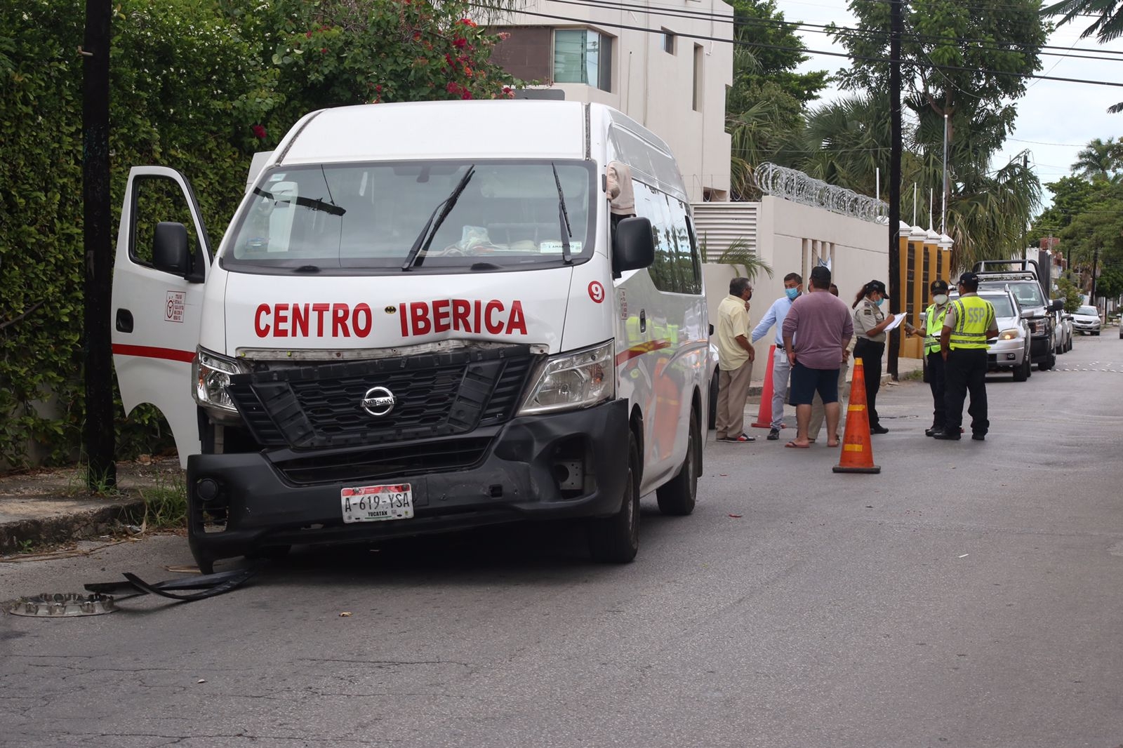 El conductor de la combi fue trasladado al hospital para su valoración El conductor de la combi fue trasladado al hospital para su valoración