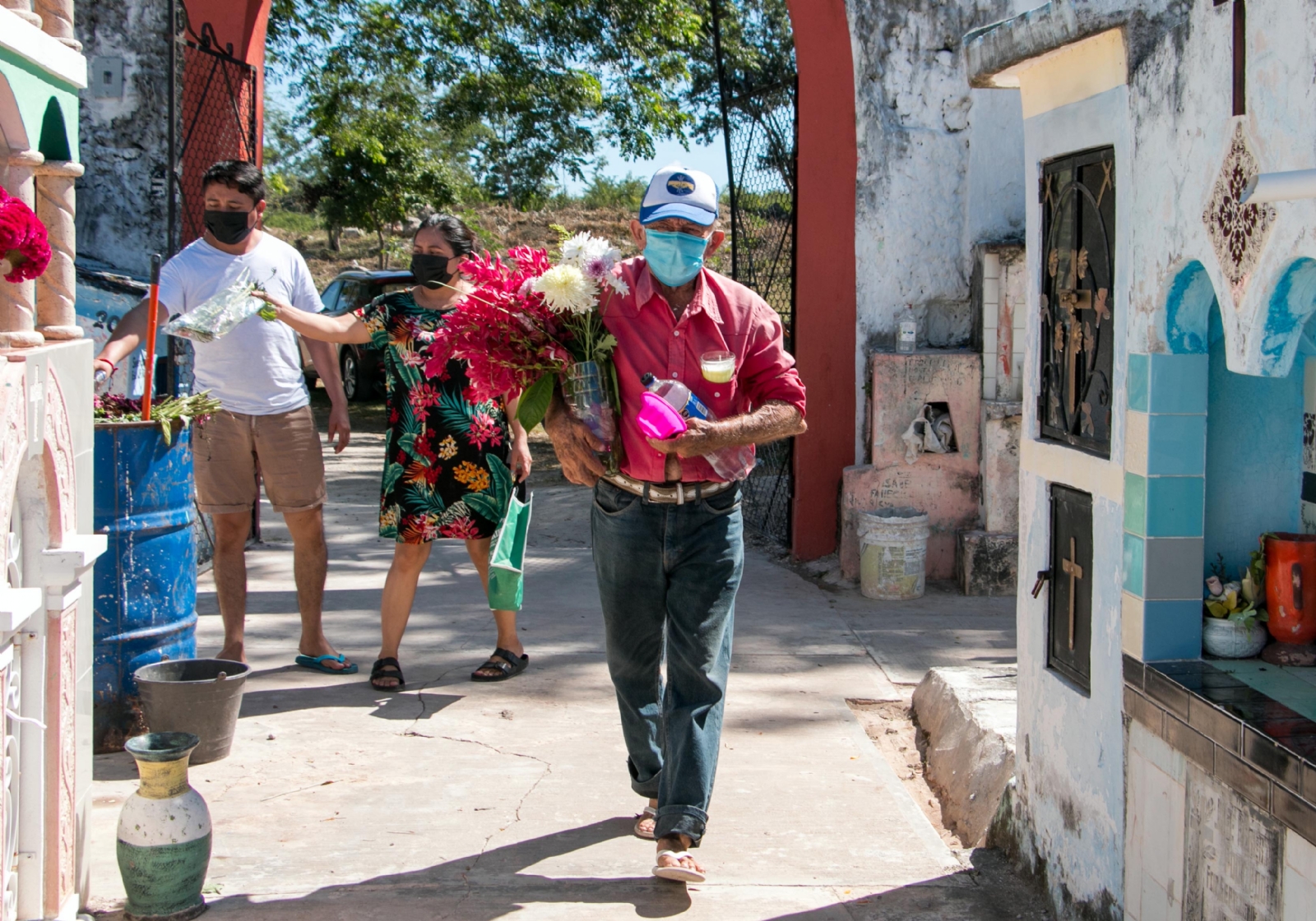 En Teabo se registró la visita de poco más de 100 personas al cementerio En Teabo se registró la visita de poco más de 100 personas al cementerio
