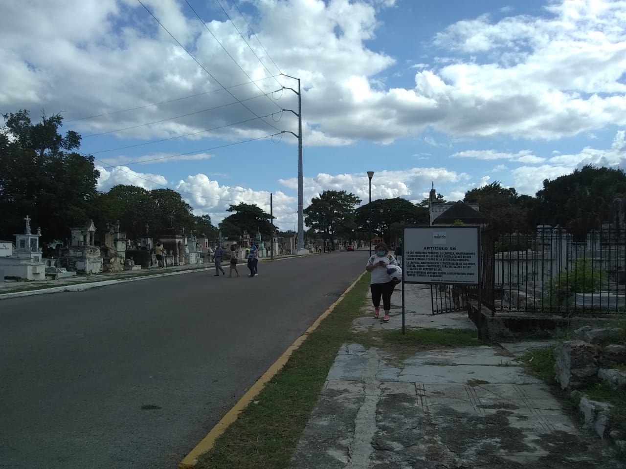 Así se ve la afluencia este 2 de noviembre en el Cementerio General de Mérida Así se ve la afluencia este 2 de noviembre en el Cementerio General de Mérida