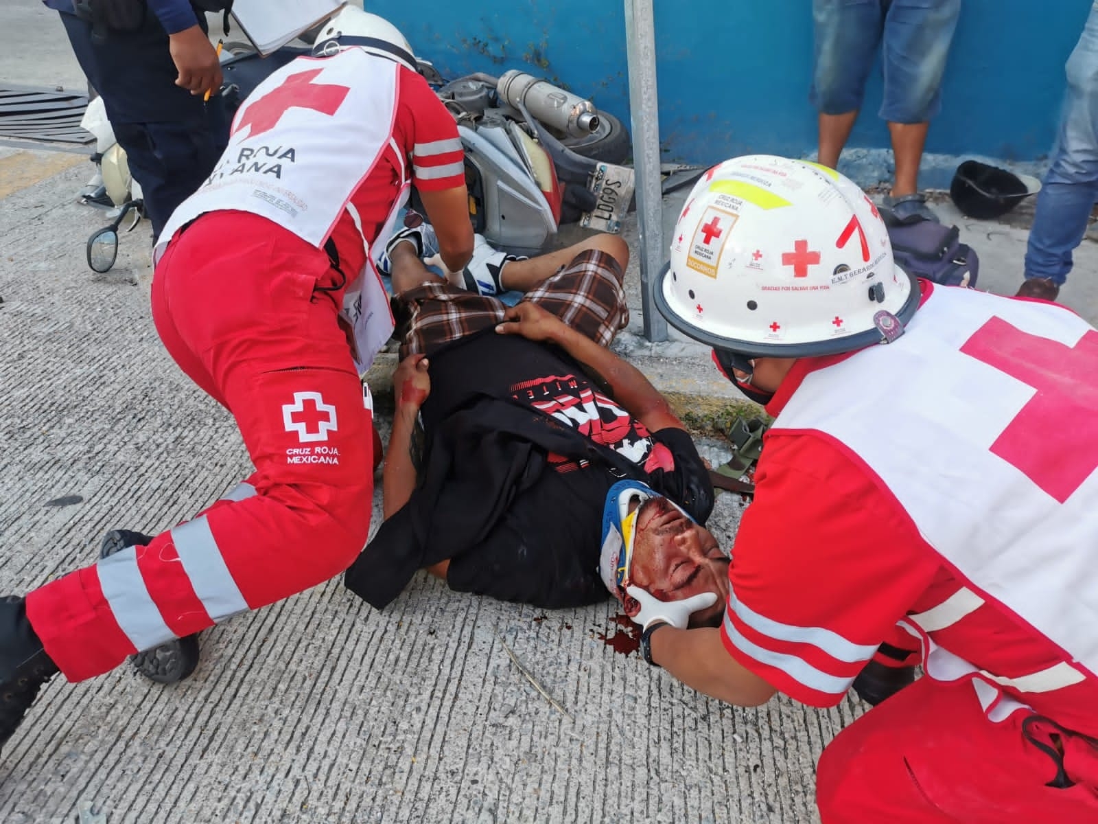 Motociclista se pasa el alto y es arrollado por una camioneta en Ciudad del Carmen