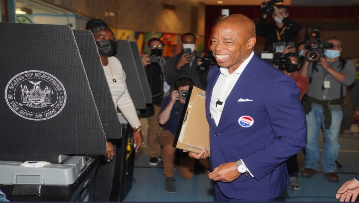 El expolicía afroamericano, Eric Adamas, se impuso en las elecciones a la Alcaldía de Nueva York, con el 73.5% de los apoyos
El expolicía afroamericano, Eric Adamas, se impuso en las elecciones a la Alcaldía de Nueva York, con el 73.5% de los apoyos