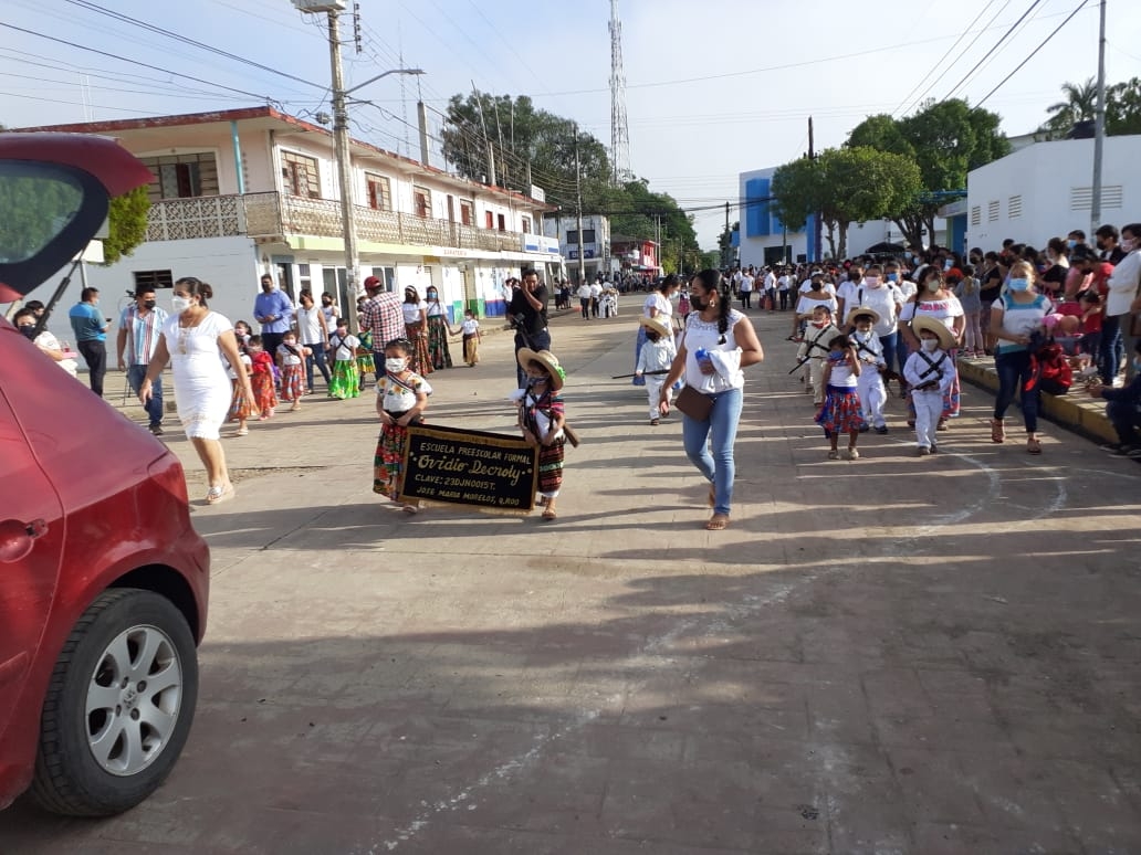 Los contingentes que participaron salieron sobre la Avenida 5 de Mayo, luego subieron sobre la calle Benito Juárez de José María Morelos