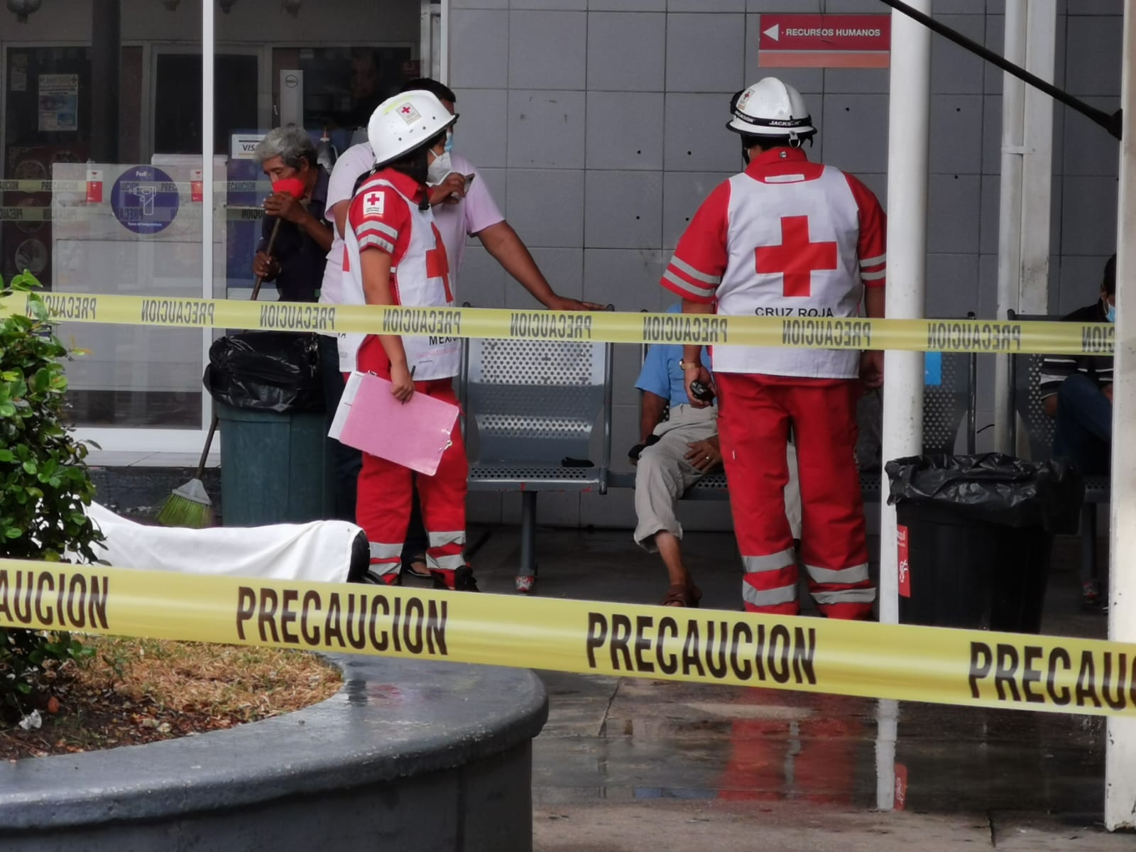 Policía Estatal llegaron a la zona donde había ocurrido el deceso y acordonaron el área para evitar que curiosos se acercaran