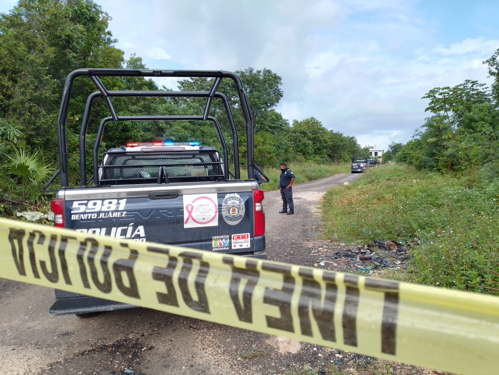 Los policías de Cancún acordonaron la zona del hallazgo del cuerpo; presentaba signos de violencia