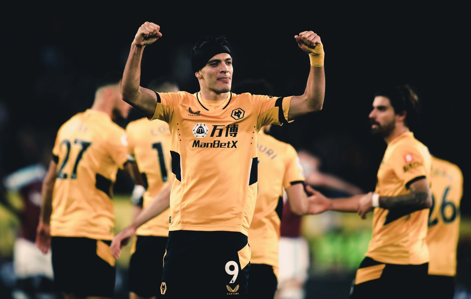 El delantero azteca derribó a uno de los conjuntos más en forma de la Premier League con un gran tanto en la segunda parte. Foto: Twitter @WolvesEspanol El delantero azteca derribó a uno de los conjuntos más en forma de la Premier League con un gran tanto en la segunda parte. Foto: Twitter @WolvesEspanol