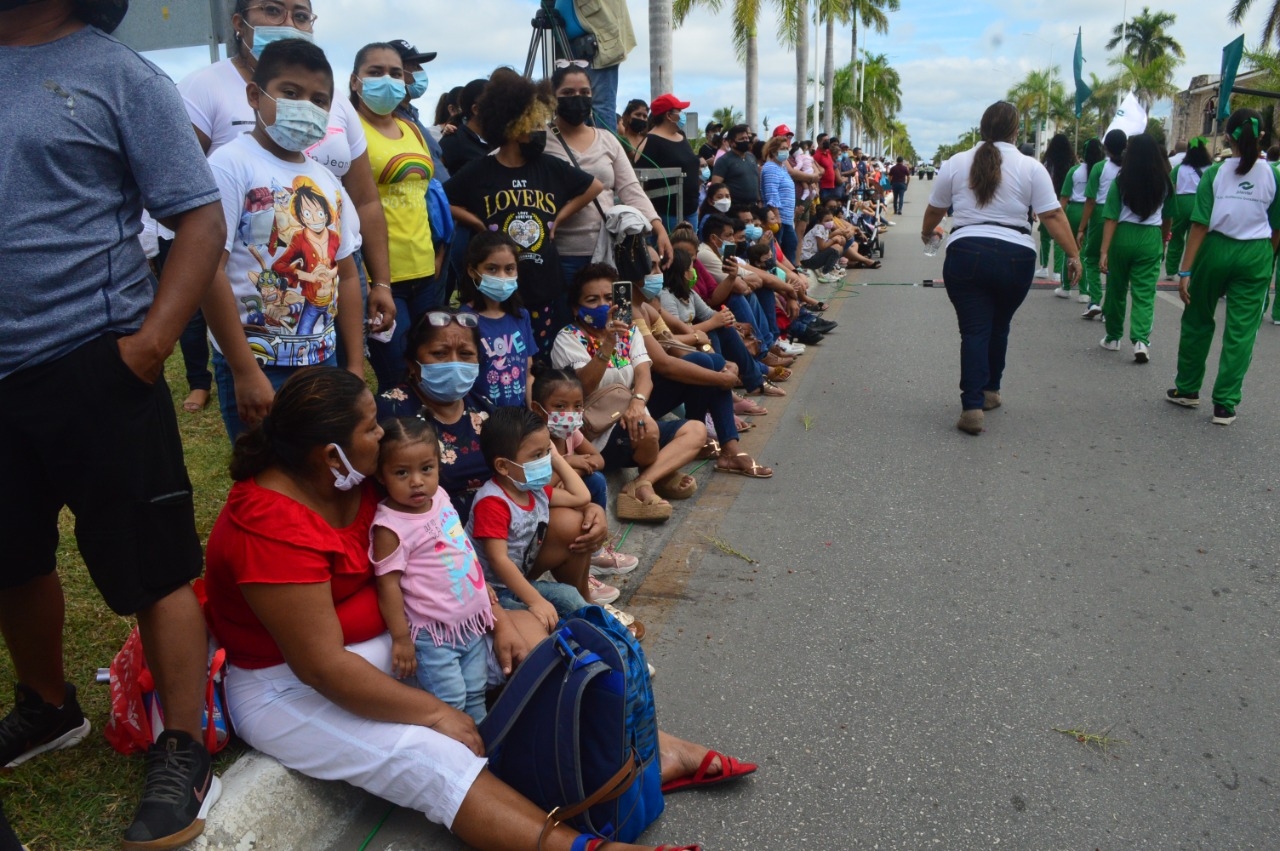 A pesar del exhortó familias enteres acudieron al malecón de Campeche para observar el desfile de la Revolución Mexicana A pesar del exhortó familias enteres acudieron al malecón de Campeche para observar el desfile de la Revolución Mexicana