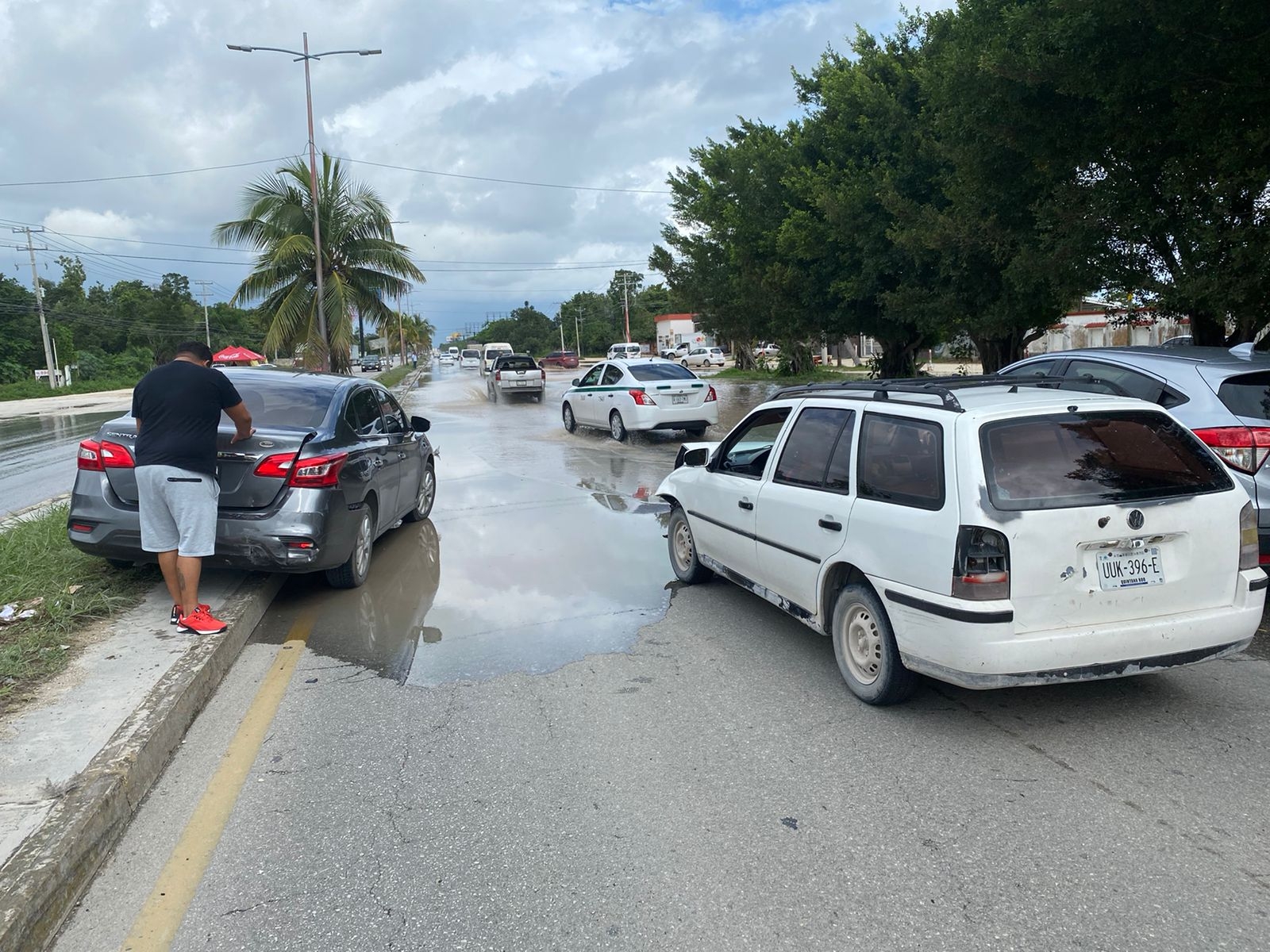 La unidad permanece arriba de la banqueta del Boulevard Luis Donaldo Colosio de Cancún La unidad permanece arriba de la banqueta del Boulevard Luis Donaldo Colosio de Cancún