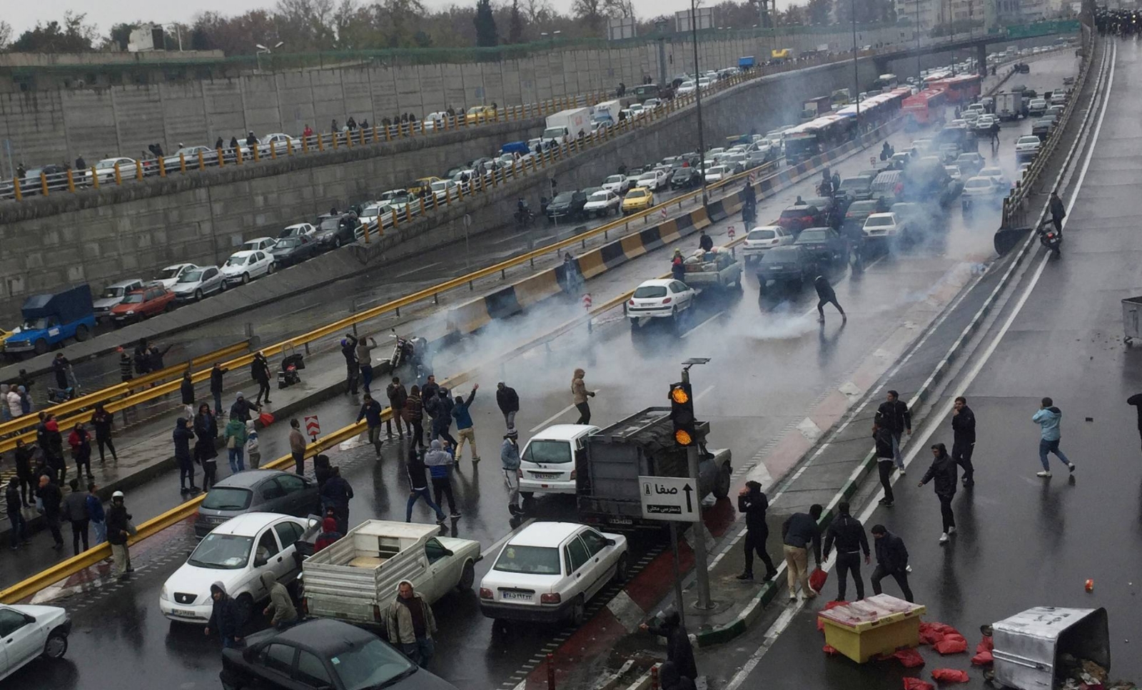 Irán se vio sacudido en noviembre de 2019 por varios días de protestas desencadenadas por el anuncio de una subida del precio de la gasolina Irán se vio sacudido en noviembre de 2019 por varios días de protestas desencadenadas por el anuncio de una subida del precio de la gasolina