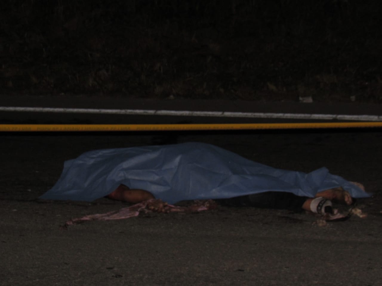 Una persona que trabaja en un rancho cercano expresó que escuchó el golpe y al salir vio tirado los cuerpos