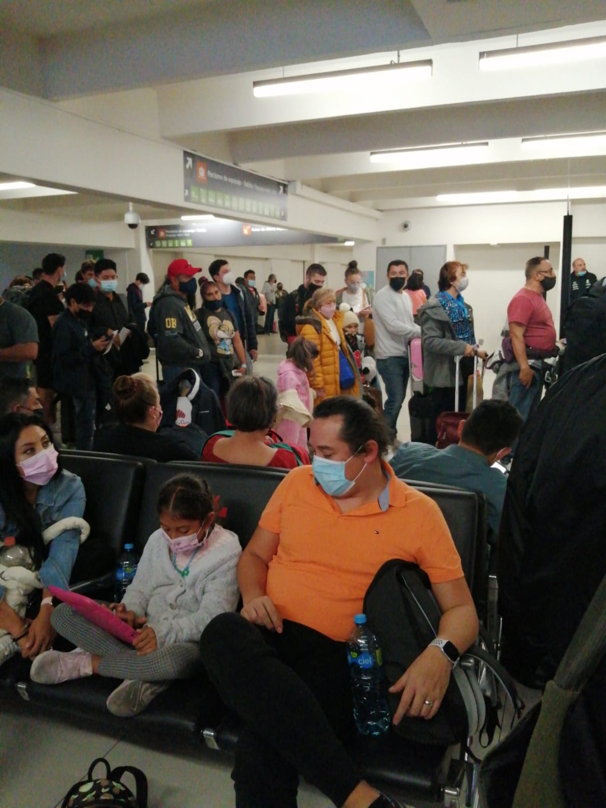 Los pasajeros denuncian el mal manejo de la comunicación en la App, así como la confusión de la aerolínea que los tiene varados en el aeropuerto de la CDMX