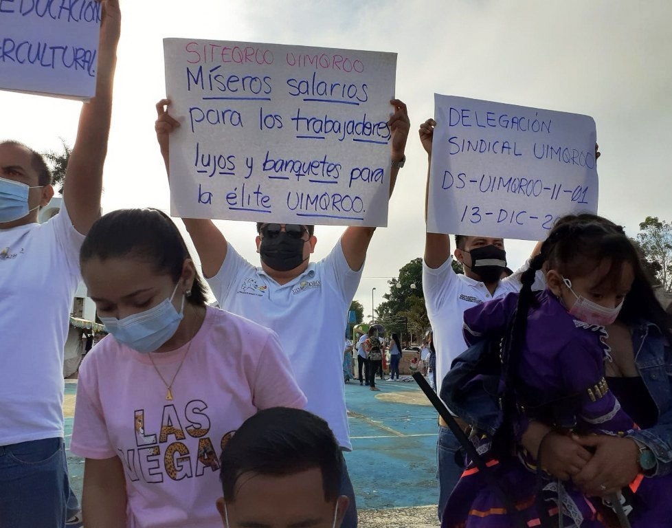 El desfile continuó y los contingentes bajaron hasta de la calle Chilam Balam El desfile continuó y los contingentes bajaron hasta de la calle Chilam Balam