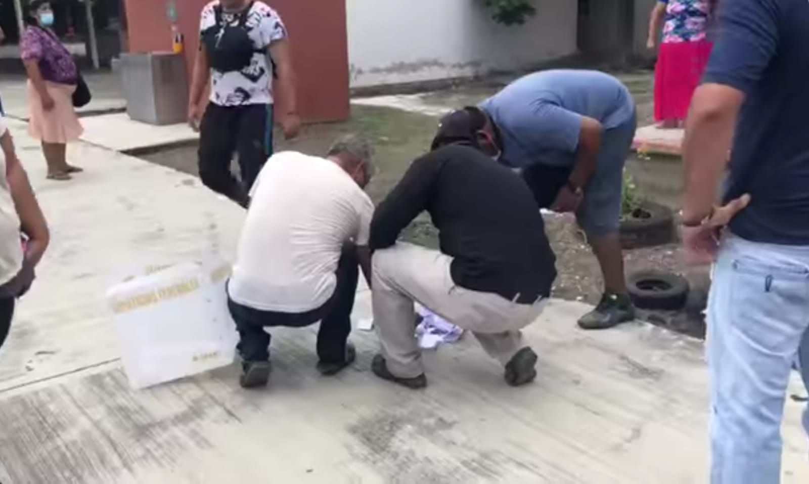 Personas llegaron a los diversos puntos de la isla para destruir las boletas y las urnas
