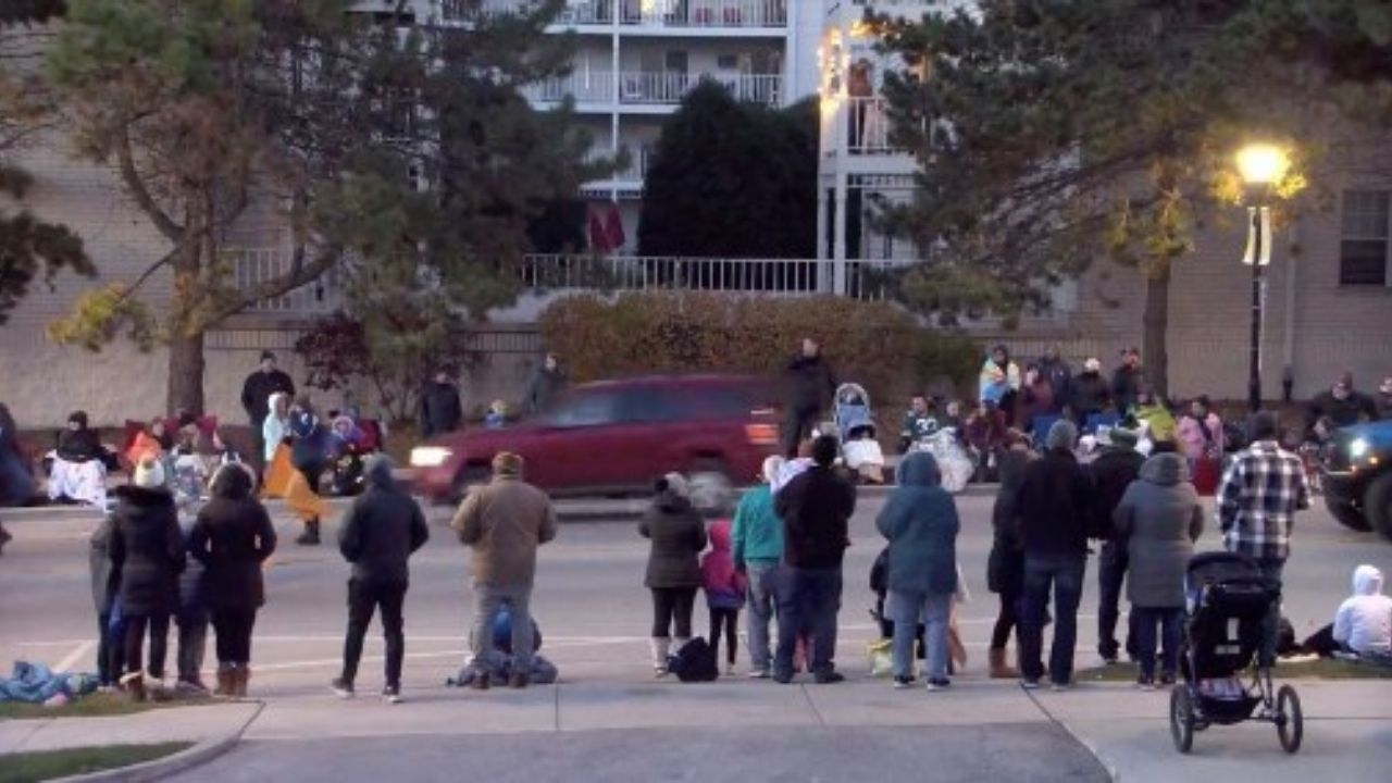 Sujeto arrolla a multitud en desfile navideño de Waukesha, Estados Unidos Sujeto arrolla a multitud en desfile navideño de Waukesha, Estados Unidos