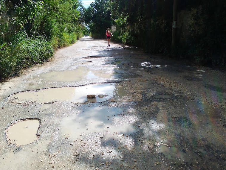 Vecinos cercanos a Playa Xcalacoco indican que la carretera tiene baches grandes, lo que daña automóviles y dificulta el acceso