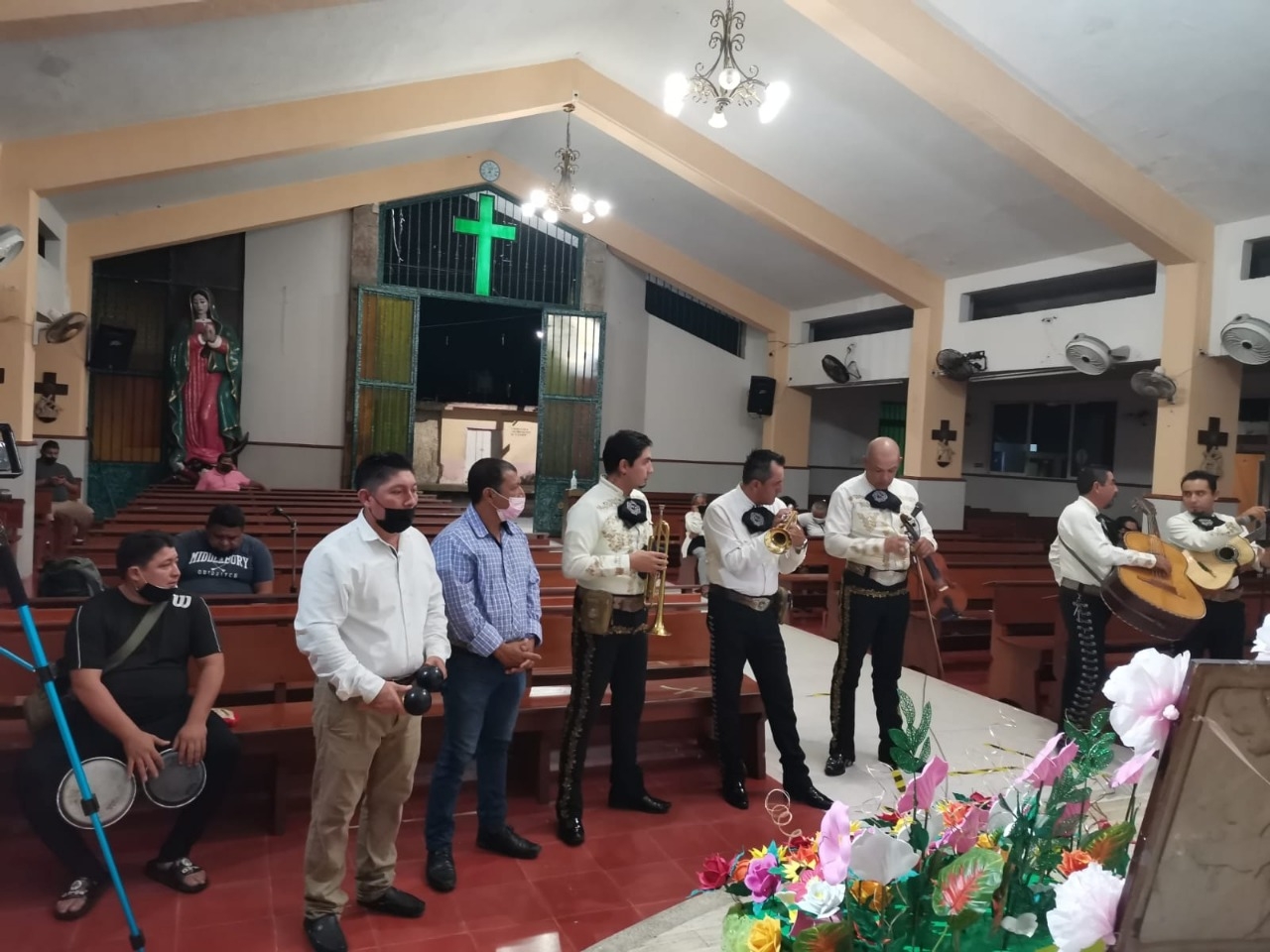 Los mariachis llevaron música a la iglesia de Santa Cecilia en Cozumel para pedir bendiciones y trabajo