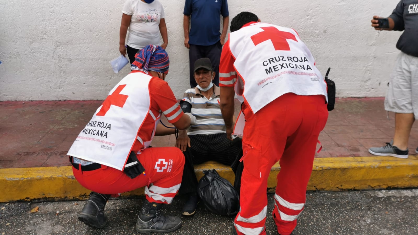 Mientras unos trataban de estabilizarlo, otros llamaban a los servicios de emergencia